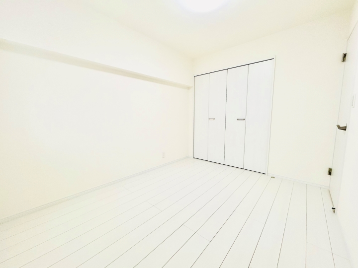 北側の洋室6帖。子ども部屋だけではなく趣味部屋、ワークスペースなど家族構成やニーズに合わせて多用途に使えるお部屋です。大型のクローゼットも備え付けられております。
